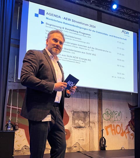 Bernhard Mayerhofer, Leiter Geschäftsbereich Markt der AEW Energie AG begrüsst in der Aeschbachhalle in Aarau zum AEW Strom Forum 2024. Foto: aew