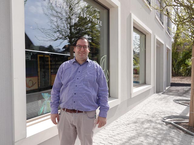Olivier Kreis vor der neuen Löwen-Apotheke in Frick. Foto: Peter Schütz