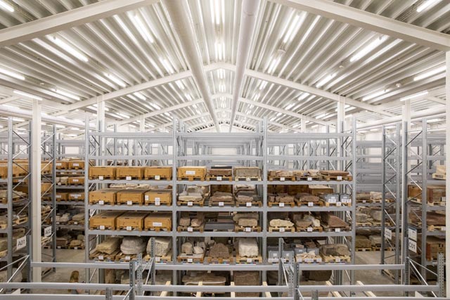 Führung durch das neue Funddepot. Foto: Susanne Schenker