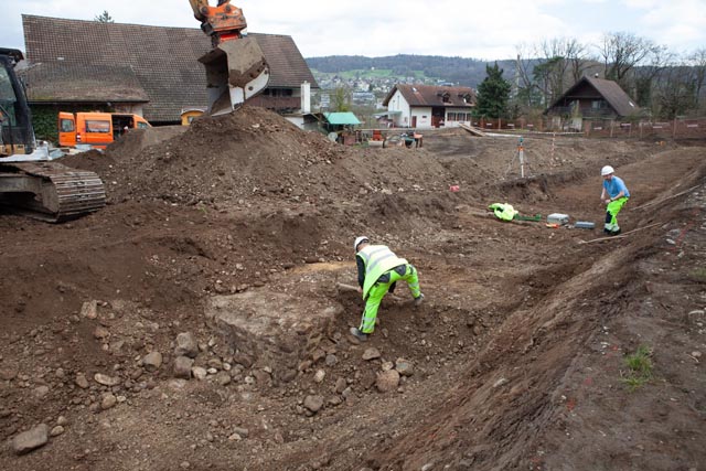Bereits beim Voraushub kam erneut ein massives Mauerfundament zum Vorschein. Foto: Kantonsarchäologie, © Kanton Aargau