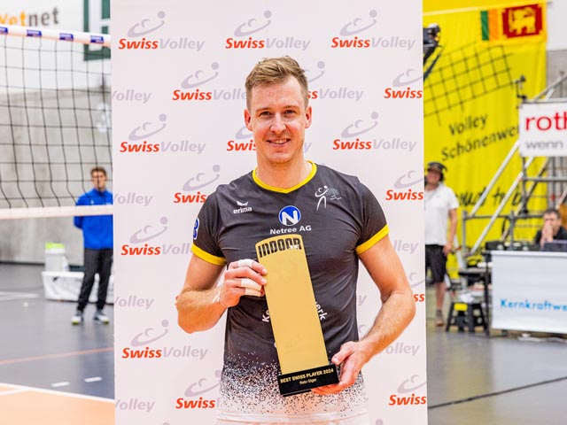 Giger wird als bester Schweizer Spieler ausgezeichnet. Foto: Regula Rügge