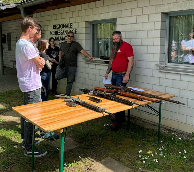 Waffenkunde am Tag der offenen Schützenhäuser der beiden Zeiher Schiessvereine. Foto: zVg