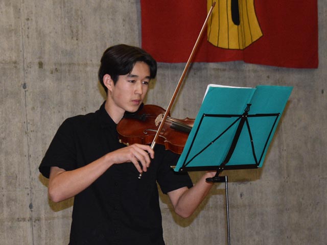Dieser Violinschüler der Musikschule Möhlin hat bereits sein Wunschinstrument gefunden. Foto: zVg