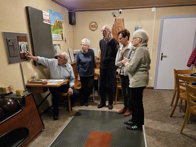  Der Obmann gab seinen «Schützlingen» Anleitung. Foto: Markus Lüthi