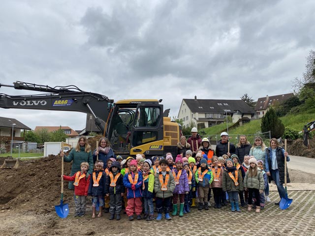 Nebst den Vertretern von Gemeinde und Bau standen die Kindergärtler mit ihren Lehrpersonen beim Spatenstich für den neuen Dreifach-Kindergarten im Mittelpunkt. Foto: Sonja Fasler 