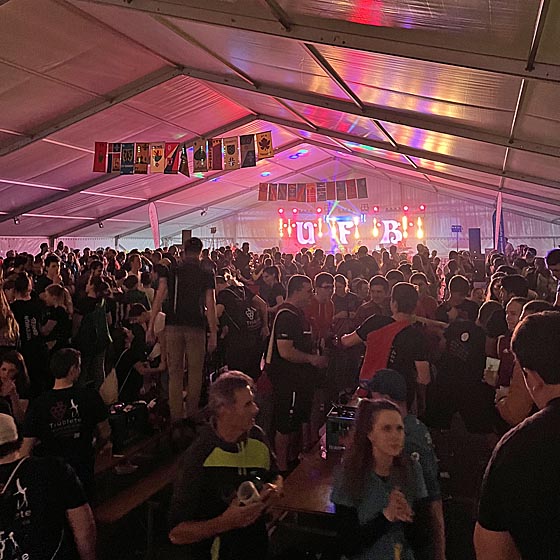 Partystimmung nach den Wettkämpfen mit Ueli‘s Family Band. Foto: zVg