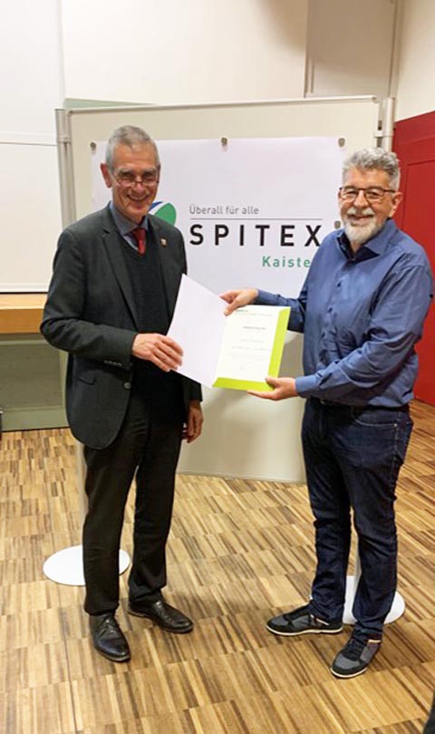 Zolli-Direktor Olivier Pagan überreicht Peter Kalt die Urkunde. Foto: zVg