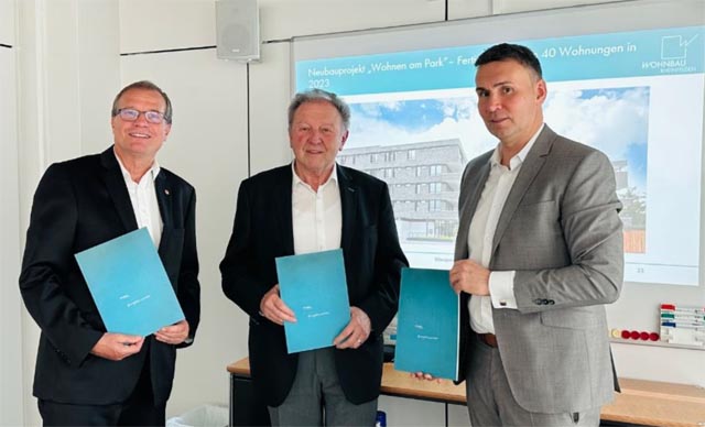 Die Zahlen für das Geschäftsjahr 2023 erläuterten Oberbürgermeister Klaus Eberhardt, zugleich Aufsichtsratsvorsitzender der Wohnbau, der stellv. Aufsichtsratsvorsitzende Paul Renz und Wohnbau-Geschäftsführer Markus Schwamm (von links nach rechts). Foto: Städtische Wohnungsbaugesellschaft mbH Rheinfelden
