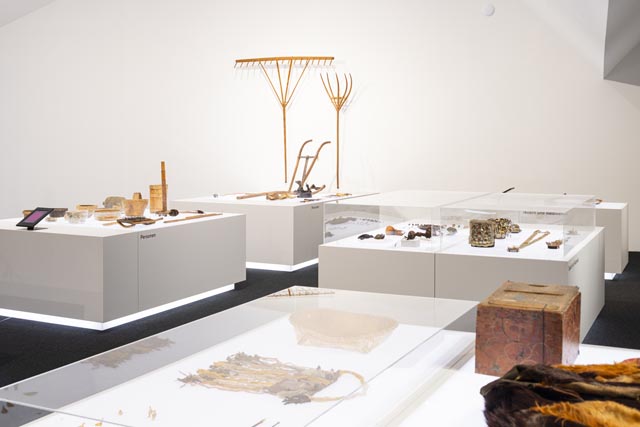 Blick in die Ausstellung, auf Dicnge unter anderem aus dem Jura und dem Wallis. Foto: zVg