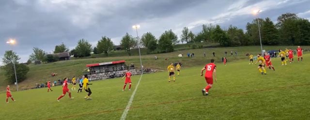 FC Wallbach-Zeiningen beim Angriff, der zum 3:4 führte. Foto: zVg