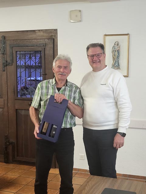 Richi Übelmann (links) wird von Präsident Markus Schmid für die 30-jährige Tätigkeit als Rechnungsrevisor geehrt. Foto: zVg