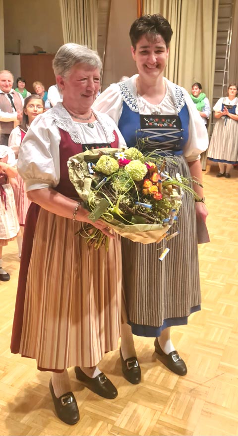 Die abtretende Tanzleiterin Silvia Schwarb (links) mit Präsidentin Regula Mathis bei der Verabschiedung. Foto: zVg
