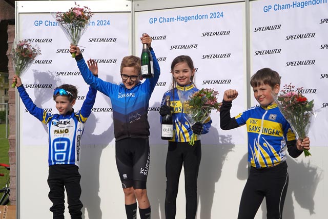 Das Podium der U11 in Cham mit Alena Zumsteg und Leandro Flückiger, welche sichtlich stolz sind auf ihre Leistung. Foto: zVg