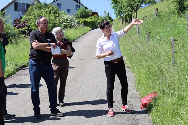 Landammann Markus Dieth (links) und Vizepräsidentin des BVA, Colette Basler (rechts), besuchen verschiedene Posten des Burrelandwegs. Foto: Mira Güntert, Aargauer Zeitung.