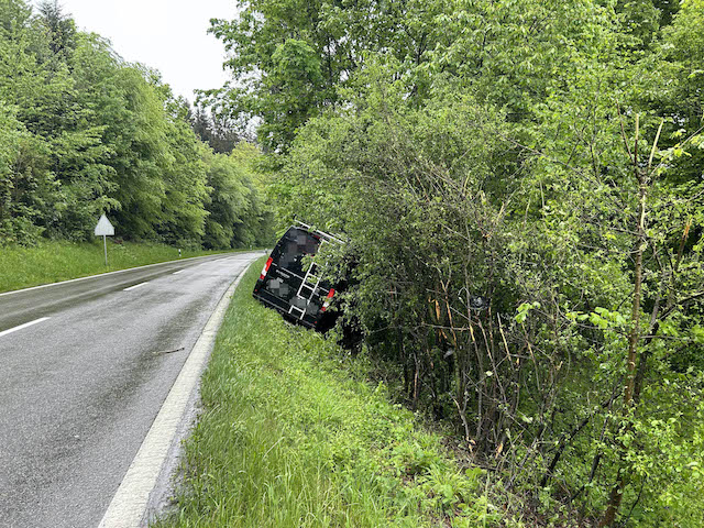 Kölliken: Gegen Baum geprallt