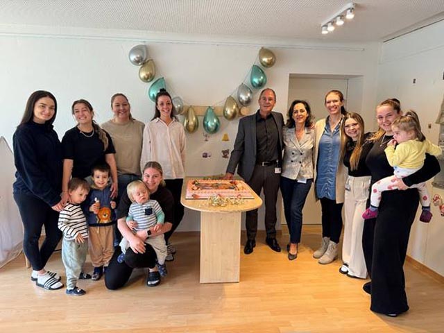 Feiern den Ausbau der KSB-Kita: KSB-CEO Adrian Schmitter, HR-Leiterin Sabina Romagnolo, Kita-Leitungen Pascale Ammann und Johanna Fisecker sowie Kita-Mitarbeitende und Kinder. Foto: zVg