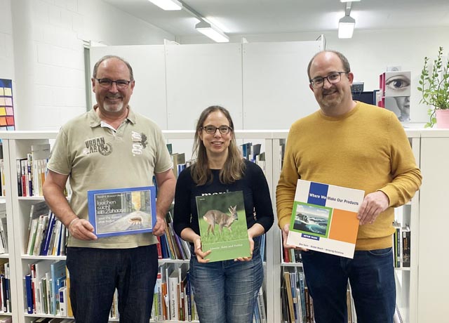 Buchherstellung nach Mass, kein Problem für die Mobus AG: Geschäftsmitinhaber Sascha Moser (rechts) mit dem Team in Frick, Stefan Leimgruber und Jeannette Stäuble. Foto: Sonja Fasler