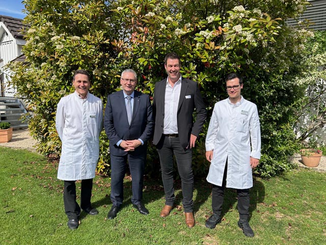 Von links: Michael Tscheulin, eidg. dipl. Apotheker und Geschäftsführer, Parteipräsident SVP Aargau und Nationalrat Andreas Glarner, Nationalrat Christoph Riner, Nathan Moosheer, eidg. dipl. Apotheker. Foto: Andreas Tscheulin, Frick