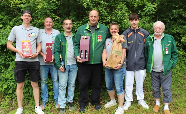 (v.l.): Andrin Jappert (bester Junior U21), Sepp Zumsteg (bester Veteran), Claude Chenaux (Maximumschütze, 2. Platz), Marco Sturm (Maximumschütze und Festplatzsieger), Gaby Staudacher (Maximumschützin, 3. Platz, beste Dame), Leo Staudacher (bester Junior U17), Kurt Andres (ältester Teilnehmer). Foto: zVg