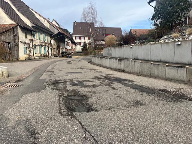Haupt- und Dorfstrasse in Hersberg berdürfen einer Sanierung. Foto: zVg