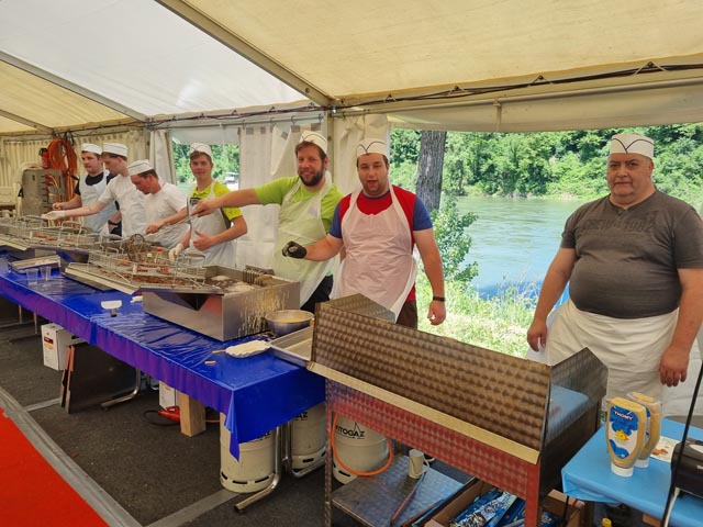 Die Fritteure bei der Arbeit. Foto: zVg