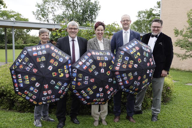 Der VBLG lässt niemanden im Regen stehen (von links): Präsidentin VBLG Regula Meschberger, Nationalratspräsident Eric Nussbaumer, Regierungspräsidentin Monica Gschwind, Landratspräsident Pascal Ryf, Geschäftsführer VBLG Matthias Gysin. Foto: zVg