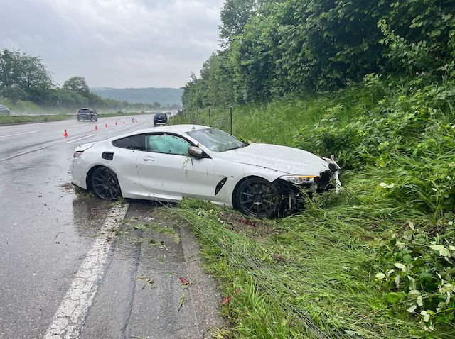 Arisdorf BL: Personenwagen überschlägt sich nach Überholmanöver