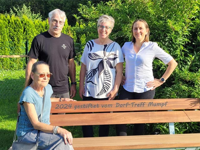 Das Dorftreffteam auf dem «Verschnuufbänkli» (nicht auf dem Foto sind Jacqueline Güntert und Martina Stebner). Foto: zVg