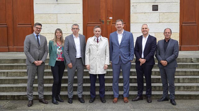 Die Vertretenden der Gründungsmitglieder und des Kantons Aargau (von links nach rechts): Michael Stettler (HKA), Tanja Zimmermann (Empa), Christian Rüegg (PSI), Jean-Pierre Gallati (Regierungsrat Kanton Aargau), Christian Wolfrum (ETHZ), Philipp Schütz (KSA), Adrian Schmitter (KSB). Foto: © Kanton Aargau