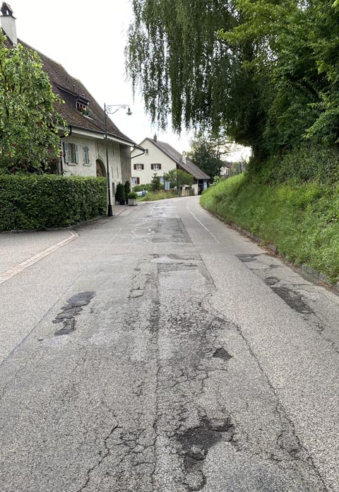 Der Belag an der Hauptstrasse in Arisdorf wird erneuert. Foto: zVg