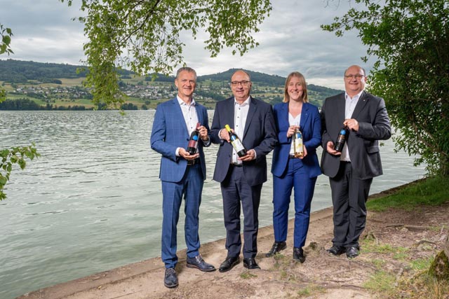 Bild von links: Roland Michel, Präsident Branchenverband Aargauer Wein; Dr. Markus Dieth, Landammann Kanton Aargau; Grossratspräsidentin Dr. Mirjam Kosch; Peter Hodel, Landammann Kanton Solothurn. Foto: Foto Basler