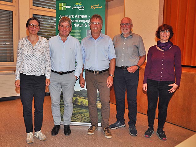 Von links: Co-Geschäftsleiterin Christine Neff, das neue Ehrenmitglied Thomas Vetter, der neue Präsident Gunthard Niederbäumer, Vizepräsident Rudolf Lüscher und Co-Geschäftsleiterin Anna Hoyer. Foto: Jörg Wägli