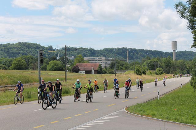 25'000 Teilnehmende nahmen bei besten Bedingungen die slowUp-Strecke unter die Räder - hier zwischen Kaisten und Laufenburg. Foto: Sonja Fasler