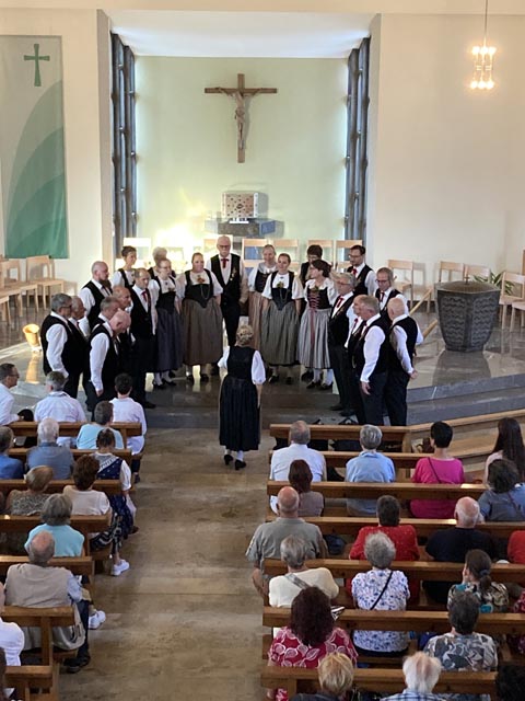 Das Sunnebärgchörli sang sich in die Herzen des Publikums. Foto: Imke Mayer