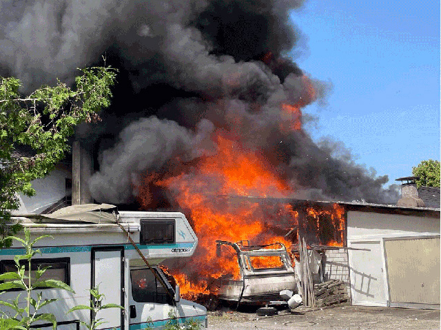 Dintikon: Brand zerstört komplettes Gebäude