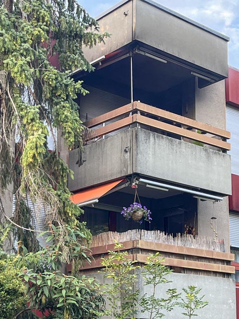 Muttenz BL: Brandausbruch in Mehrfamilienhaus erfordert Feuerwehreinsatz