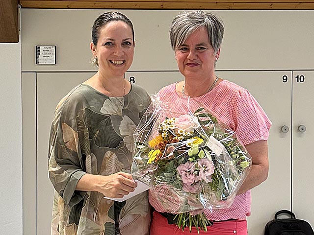 Gemeindeammann Eveline Güntert (rechts) und die verabschiedete Gemeinderätin Dominique Siegenthaler. Foto: zVg