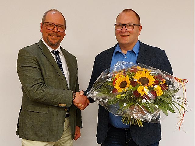 Parteipräsident Dimitri Papadopoulos gratuliert Urs Schnyder zur Nomination. Foto: zVg