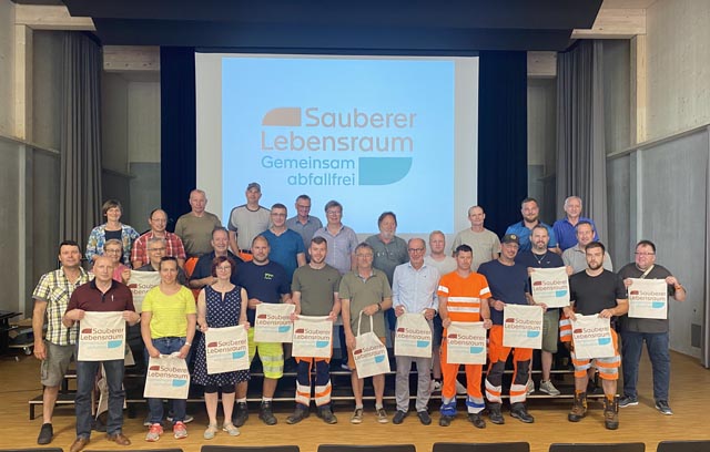 Vertreter der Gemeinden und deren Werkhofmitarbeiter versammelten sich zur Präsentation des neuen Logos. Foto: Sonja Fasler