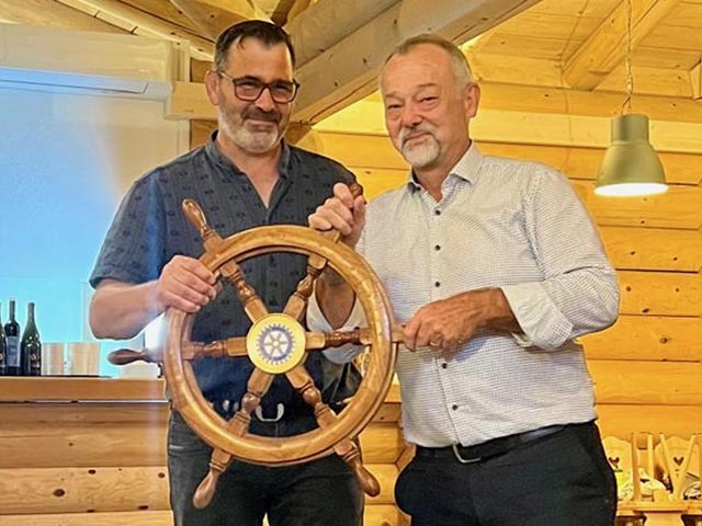 Markus Hasler übergibt das Steuerrad an den neuen Präsidenten Daniel Roniger. Foto: zVg