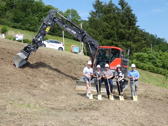 Der Baustart erfolgte am Donnerstag mit dem Spatenstich (von links): Raoul Martens (künftiger Eigentümer), Leila Schmidheiny (taro architekten und künftige Eigentümerin), Marcel Christen (taro architekten; Generalunternehmerin Wilerhhof AG) sowie Roger Hegi (Unternehmer; Elektro Hegi AG). Foto: Jörg Wägli