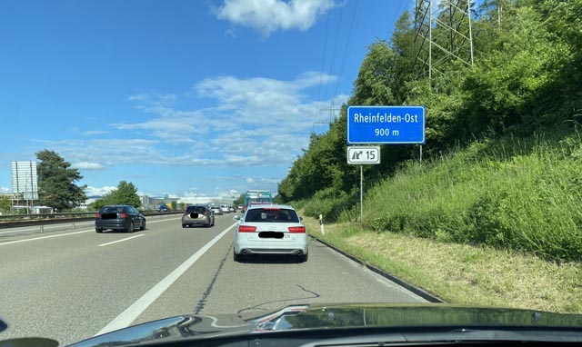 Mittlerweile fast alltägliches Bild bei der Autobahnausfahrt Rheinfelden-Ost (Rückstau auf dem Pannenstreifen). Foto: zVg
