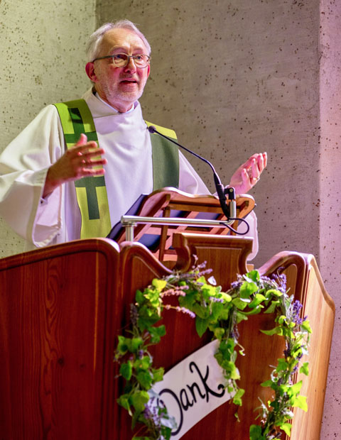 Niklas Raggenbass bei seiner Abschiedspredigt. Foto: Andy Häusler