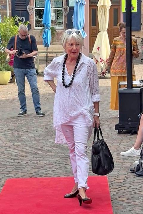Die Dame trägt sommerliches Weiss. Foto: zVg