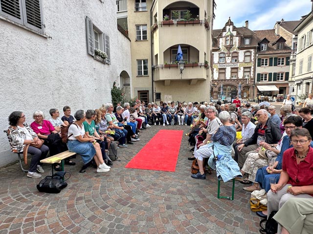 Warum immer Neues kaufen, wenn es in der Brocki so schicke Sachen gibt? Die Modenschau in Rheinfelden fand jedenfalls grosse Beachtung. Foto: zVg