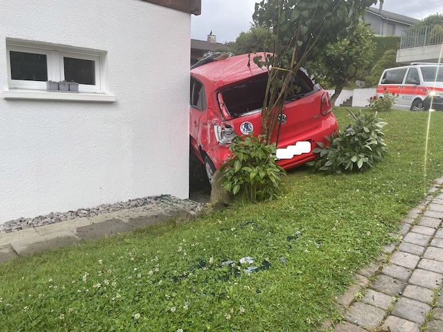 Reinach BL: Seniorin prallt in eine Hausmauer