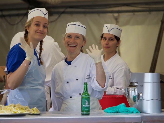 Die Küchenmannschaft hat Spass. Foto: Simon De Bona