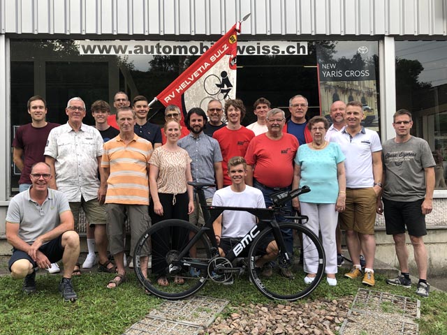 Die Vereinskollegen*Innen feiern mit Fabian Weiss den dritten Zeitfahr-Schweizer-Meister-Titel in der Kategorie U23. Foto: zVg