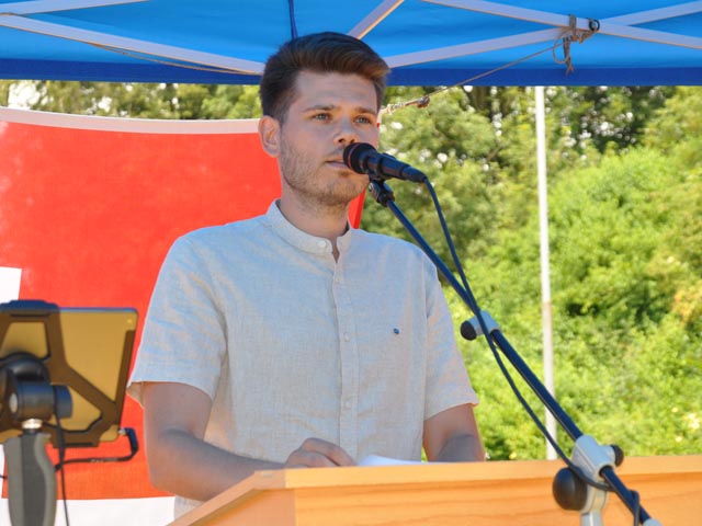 Grossrat Rolf Schmid in Ittenthal am Rednerpult. Foto: Jörg Wägli