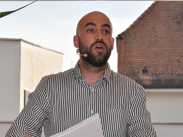 Grossrat Daniele Mezzi am Rednerpult. Foto: Jörg Wägli